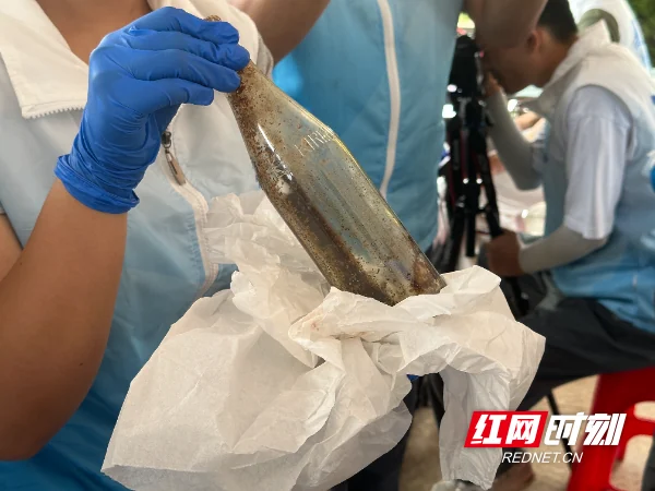 发掘中发现的玻璃瓶